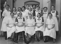 502490 Groepsportret met de verpleegkundigen en artsen van de kraamopleiding in het Stads- en Academisch Ziekenhuis ...